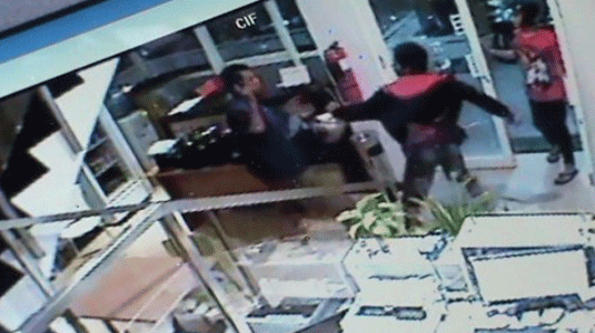 pengroyokan di depan Hotel Nozz