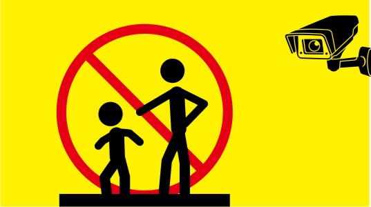 Rekaman Seorang Ayah Tendang Anak Kecil