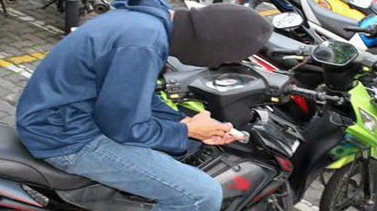 Pencurian sepeda motor di Minimarket Pencurian sepeda motor di Minimarket